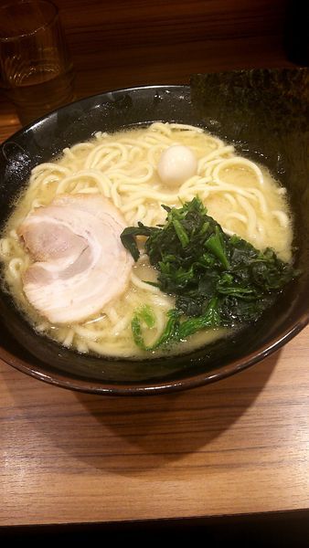 「ラーメン(780円)硬め多め・サービスライス」@家系ラーメン 壱角家 青物横丁店の写真