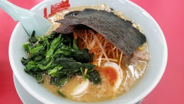 「醤油ピリ辛ネギラーメン　ほうれん草、味玉　背脂変更」@山岡家 松本店の写真