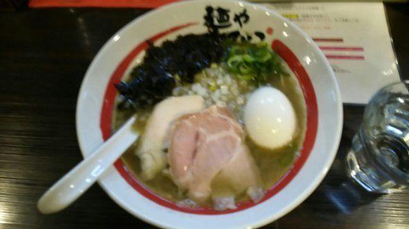 「味玉追い煮干しそば900円」@麺や でこの写真