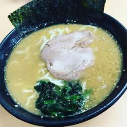 ラーメン、中盛、麺硬め