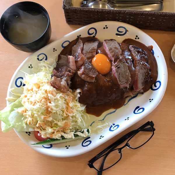 「サーロインステーキカレー（15倍・生玉子・味噌汁）」@バーグ 浅田店の写真