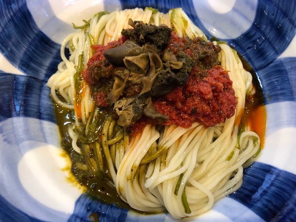 「限定 メカブとドライの和えそば鮑肝ソース掛け あっちゃん家の筍ご」@柴崎亭の写真