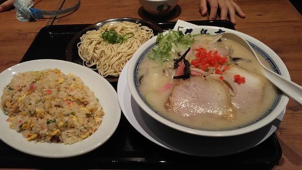 「ラーメン　+　焼き飯　+　替え玉」@名島亭 ららぽーと横浜店の写真