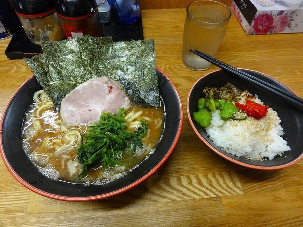 「ラーメン700円　麺硬め　普通盛ライス2杯」@麺家 紫極の写真