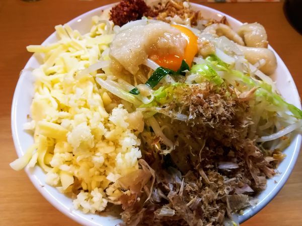 「小ラーメン汁無し750+80+チーズ100ニンニクアブラ辛味」@豚星。の写真