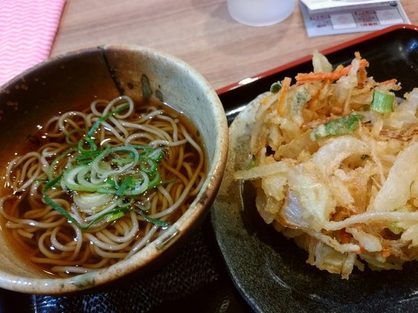 「そば半玉180円＋かき揚げ120円」@えきめん茶屋 三崎口店の写真