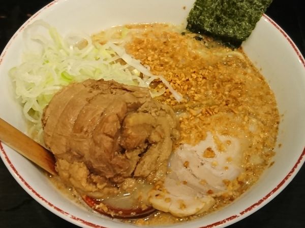 「揚げにんにくラーメン￥830＋切り落としチャーシュー￥200」@百歩ラーメン 北浦和店の写真