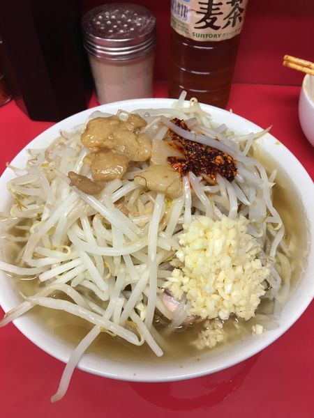 「小ラーメン 玉子  ヤサイちょいマシ ニンニク アブラ ラー油」@ラーメン二郎 千住大橋駅前店の写真