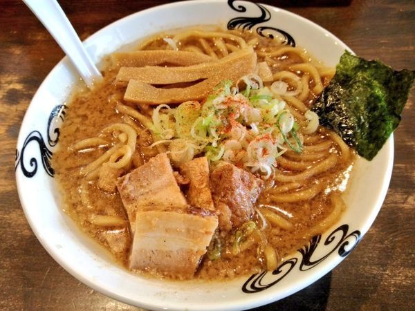 「期間限定 背脂熟成醤油ラーメン」@つけ麺 ジンベエの写真