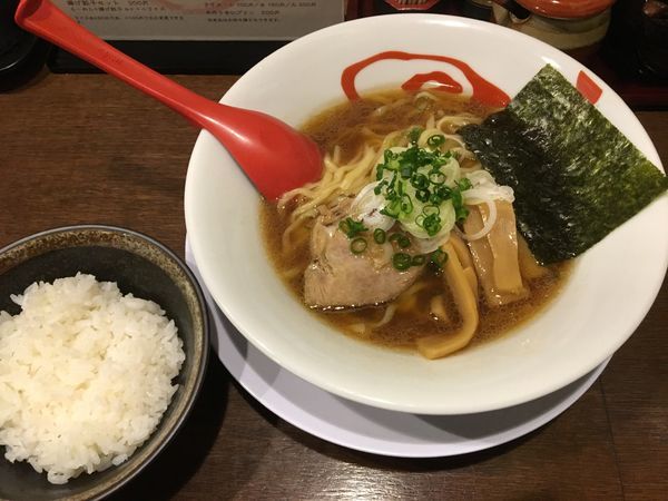 「醤油ラーメン+唐揚げセット」@拉麺居酒屋 渦巻き鳥の写真