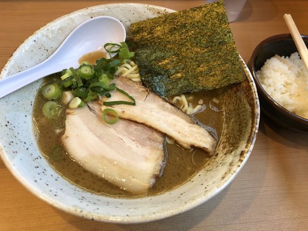 「魚介とんこつ（固め）」@ラーメン栄楽の写真
