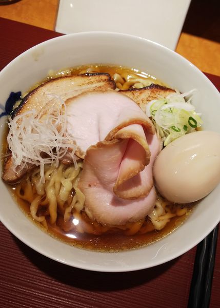 「醤油（手揉み麺、大盛り）＋チャーシュー＋味玉」@麺 みつヰの写真