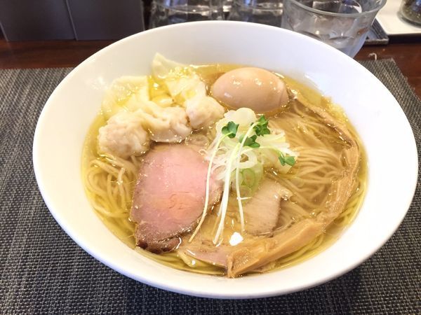 「塩らーめん ワンタン入り」@らぁ麺 やまぐち 辣式の写真