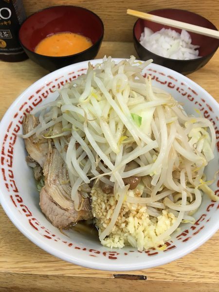 「小ラーメン  汁なし  いいたまご➕タマネギ 全部」@ラーメン二郎 環七新新代田店の写真