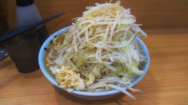 「小らーめん+豚入り（ニンニクヤサイカラメ）」@ラーメン二郎 八王子野猿街道店2の写真