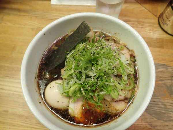 「特製ポークホルモンブラック中華そば」@麺や 福一の写真