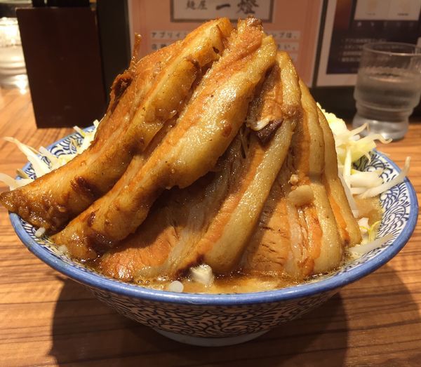 「カレーらーめん(ヤサイマシニンニク)＋豚2枚＋豚2枚」@ラーメン燈郎の写真