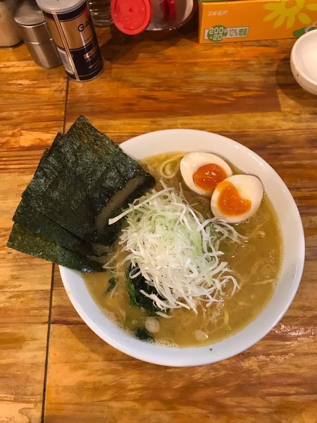 「中盛りラーメン+ネギ+味玉」@洞くつ家の写真