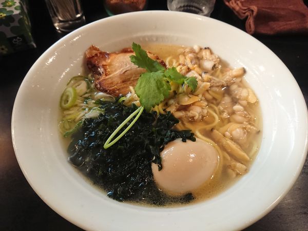 「【限定】あさりと若芽の塩らーめん850円＋味玉(ﾗｰﾊﾟｽ)」@麺家 うえだの写真