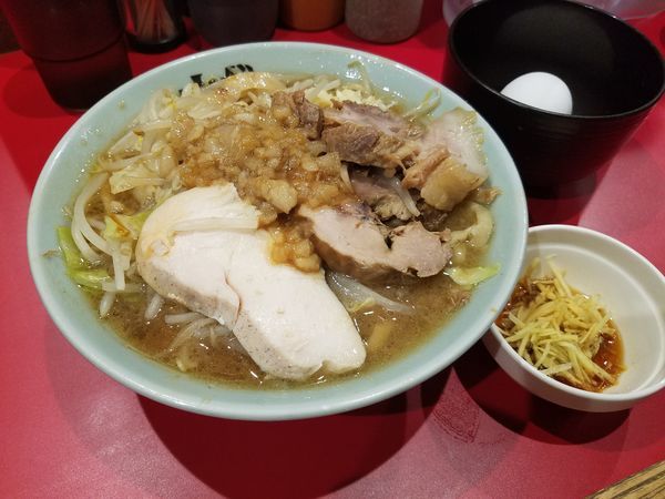 「ラーメン　ニンニクちょいマシ、カラメ、鶏チャーシュー」@ラーメンきずなの写真