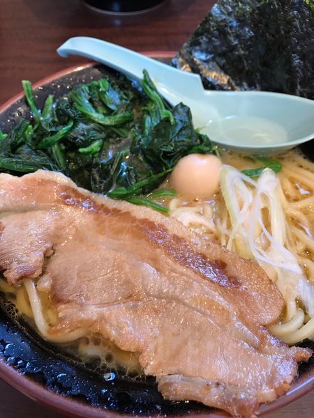 「醤油ラーメン750円+ほうれん草増し100円」@麺屋TAKUMI 加須店の写真