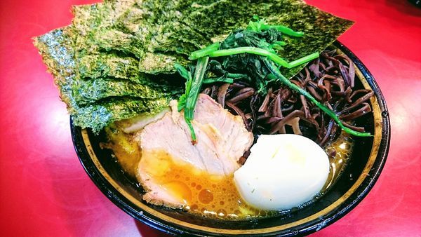 「ラーメン(麺硬め･味濃いめ)+海苔･木耳･白玉」@家系総本山 ラーメン吉村家の写真