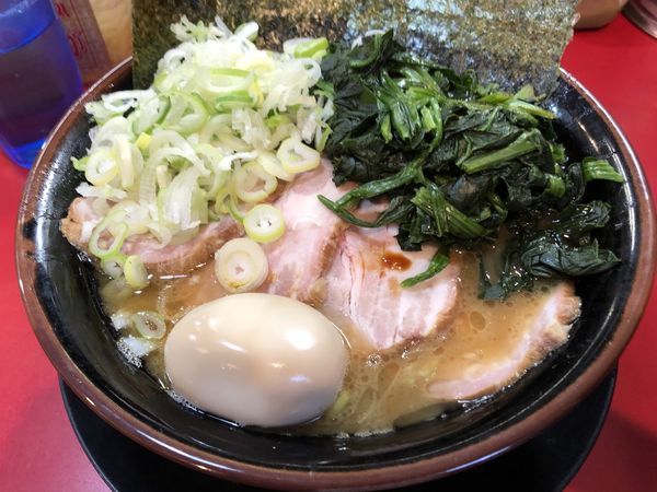 「中盛チャーシュー麺固めたまごほうれん草薬味ネギ」@家系ラーメン とらきち家の写真