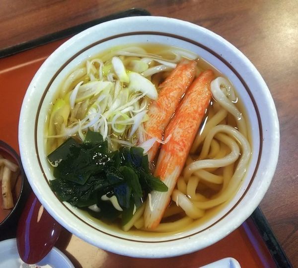「カニカマうどんとばくだん丼796円」@和風レストラン まるまつ 米沢店の写真