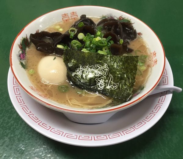 「キクラゲラーメン(バリカタ)＋煮玉子＋替え玉(やわらか)」@よかろうもんの写真