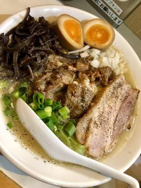 「【限定】豚バラなんこつのせラーメン￥850」@麺屋 扇 SENの写真