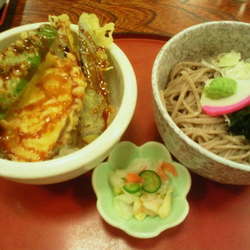 ミニ天丼セット 800円、瓶ビール 450円