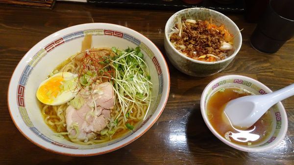 「カレー油そば（680円）＋中盛り（50円）＋そぼろキムチ丼」@宝華らぁめん 国分寺店の写真