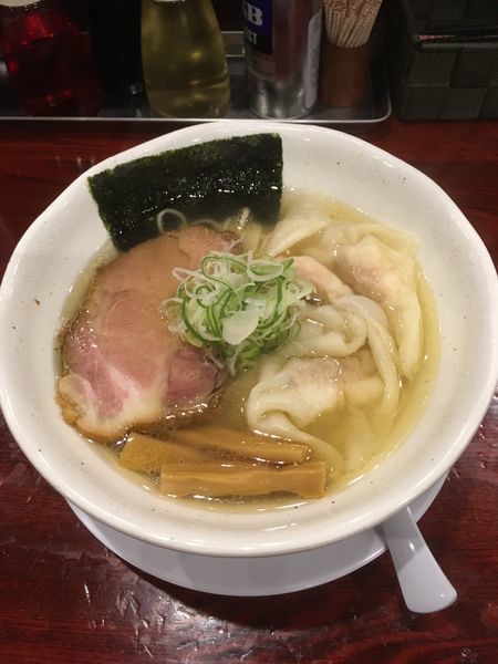 「塩ワンタン麺（880円）」@翔鶴 高崎店の写真