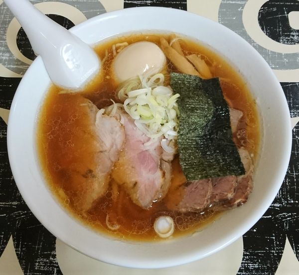 「チャーシューメン(昔ながら・平麺)＋味玉」@寺カフェ 中華そば水加美の写真
