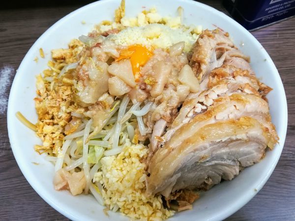 「小ラーメンブタ840汁無し80チーズ100ニンニクアブラ」@ラーメン二郎 横浜関内店の写真