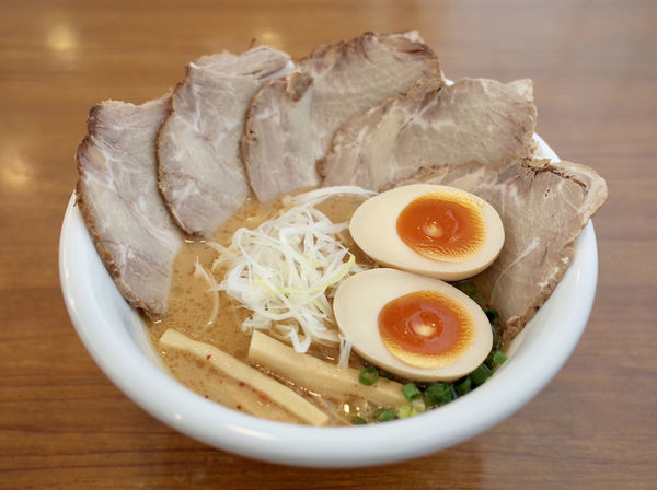 「トロ玉チャーシュー麺 味噌…1150円」@らーめん 麺のひな詩の写真