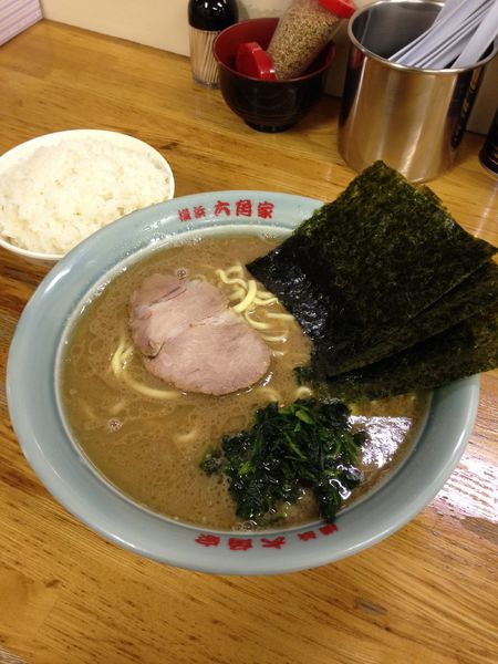 「ラーメン中盛り 750円 中ライス 150円」@六角家 本店の写真