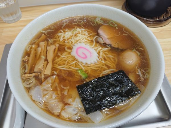 「ワンタン麺1050円＋味玉(ｵｰﾌﾟﾝｻｰﾋﾞｽ)」@田無大勝軒の写真