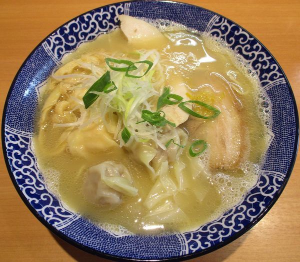 「ワンタン中華そば（白だし）920円」@中華そば 虎桜の写真