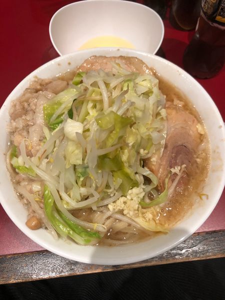 「小豚850円 ヤサイアブラ増しニンニク少し 生卵50円」@ラーメン二郎 荻窪店の写真