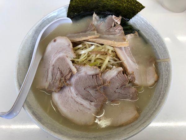 「塩ネギチャーシュー中盛」@ラーメン心心の写真