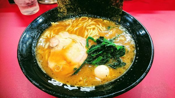 「ラーメン(麺硬め・味濃いめ)」@壱六家 横浜店の写真