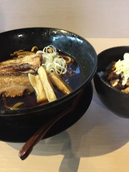 「醤油黒ラーメンチャーシュー炙りマヨライズ￥８００円」@海から空へ…の写真