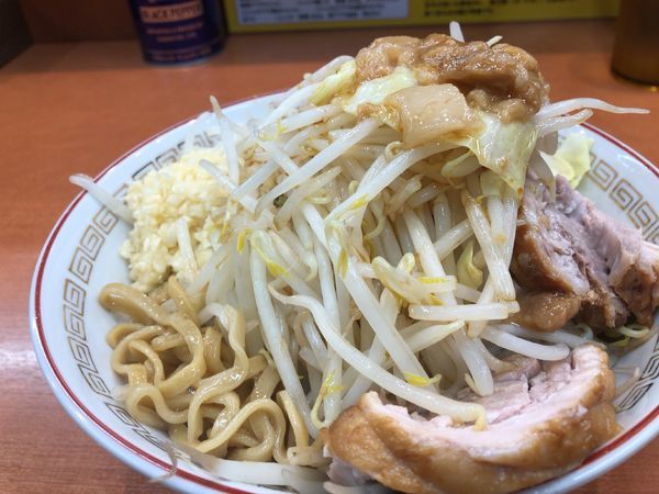 「ミニラーメン ﾆﾝﾆｸﾔｻｲｱﾌﾞﾗ 730円」@ラーメン豚山 大塚店の写真
