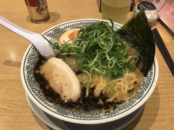 「黒とんこつラーメン どっかんネギ入り」@丸源ラーメン 厚木インター店の写真