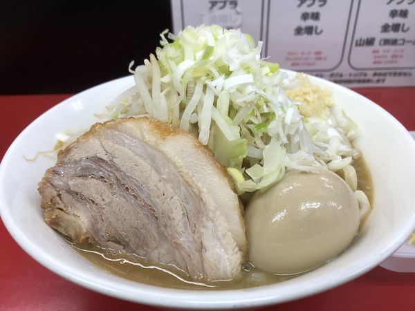 「ラーメン・大盛（にんにく・ねぎ）＋味玉＋生姜¥1,010」@ラーメン一心の写真