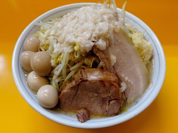 「ラーメン：塩（650円）＋うずら味たま　ニンニクヤサイアブラ」@ラーメンエース 八王子店の写真