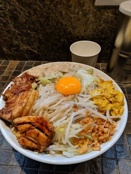 「マゼロー（小）豚2枚ヤサイアブラ+アレ」@まぜそば(麺)マゼロー 小岩店の写真