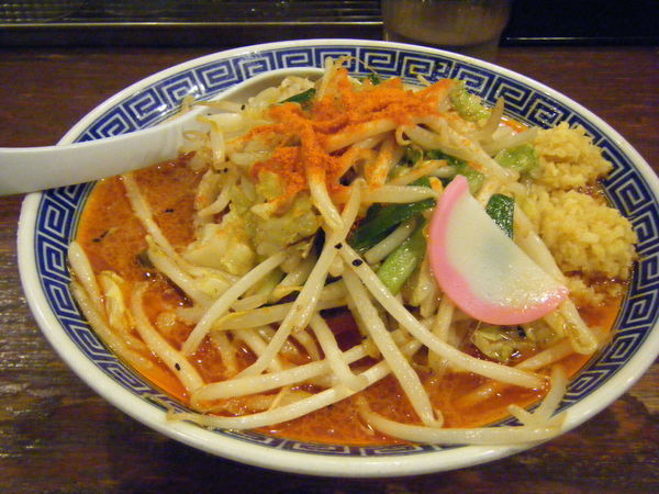 「辛激タンメン（辛さ３倍、生姜ダブル、麺少なめ）」@トナリ 丸の内店の写真