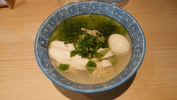 「【季節限定】 伊勢志摩産 ハマグリと生青海￥900-＋味玉」@初代葱寅 御茶ノ水店の写真